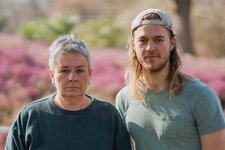 Grüne Fraktionsvorsitzende Suse Stobbe und Julian Schlumberger, vor unscharfem rötlich-grünen Hintergrund