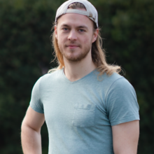 Grüner Fraktionär Julian Schlumberger, vor dunklem Hintergrund