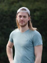 Grüner Fraktionär Julian Schlumberger, vor dunklem Hintergrund