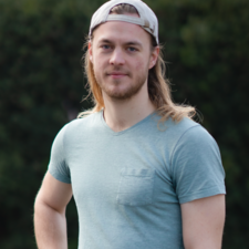 Grüner Fraktionär Julian Schlumberger, vor dunklem Hintergrund