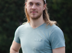 Grüner Fraktionär Julian Schlumberger, vor dunklem Hintergrund