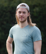 Grüner Fraktionär Julian Schlumberger, vor dunklem Hintergrund