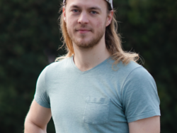 Grüner Fraktionär Julian Schlumberger, vor dunklem Hintergrund