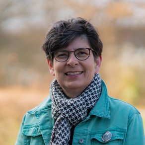 Grüne Fraktionärin Regina Meyer, vor unscharfer gelblicher Vegetation