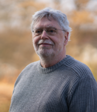 Grüner Fraktionär Michael Höfer, im Hintergrund unscharfe gelbliche Vegetation