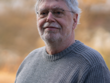 Grüner Fraktionär Michael Höfer, im Hintergrund unscharfe gelbliche Vegetation