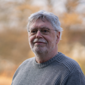 Grüner Fraktionär Michael Höfer, im Hintergrund unscharfe gelbliche Vegetation