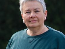 Grüne Fraktionärin Suse Stobbe, vor dunklem Hintergrund