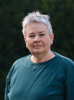 Grüne Fraktionärin Suse Stobbe, vor dunklem Hintergrund