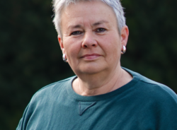 Grüne Fraktionärin Suse Stobbe, vor dunklem Hintergrund