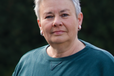 Grüne Fraktionärin Suse Stobbe, vor dunklem Hintergrund