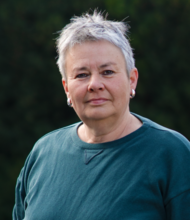 Grüne Fraktionärin Suse Stobbe, vor dunklem Hintergrund