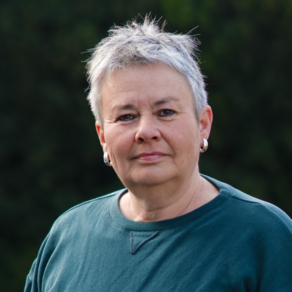 Grüne Fraktionärin Suse Stobbe, vor dunklem Hintergrund