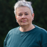 Grüne Fraktionärin Suse Stobbe, vor dunklem Hintergrund