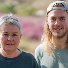 Grüne Fraktionsvorsitzende Suse Stobbe und Julian Schlumberger, vor unscharfer, rötlich-gelber Vegetation